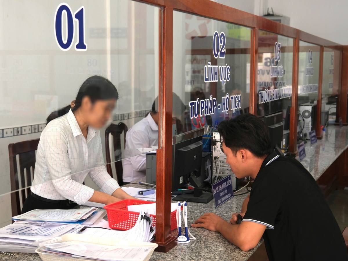 Information related to salary reform and social insurance integration has received much attention from workers. Photo: Phong Linh
