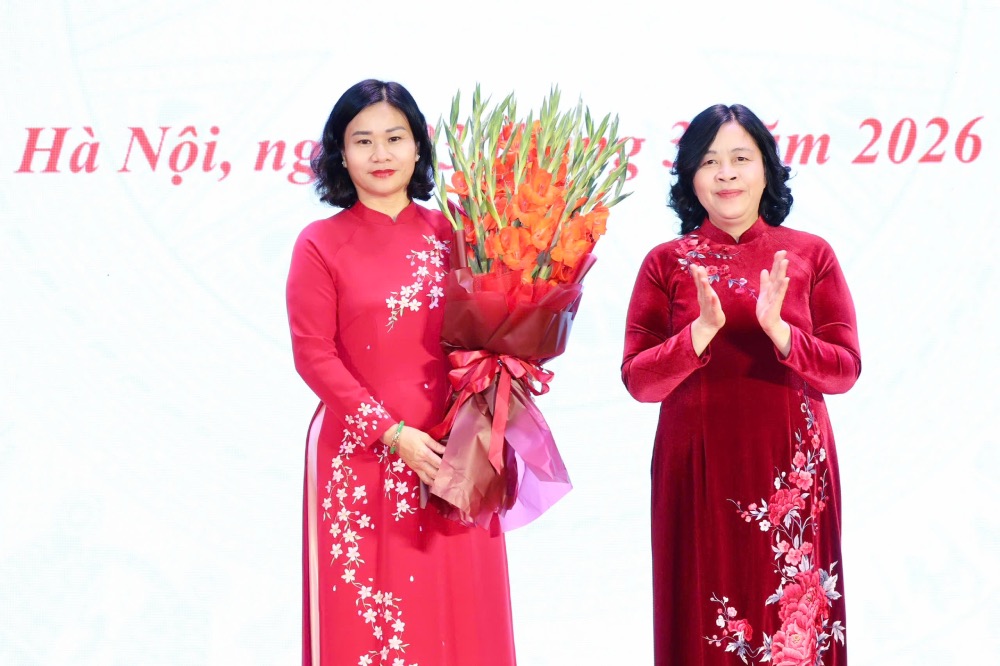 Ủy viên Bộ Chính trị, Bí thư Trung ương Đảng, Bí thư Đảng ủy Mặt trận Tổ quốc (MTTQ), các đoàn thể Trung ương, Chủ tịch Ủy ban Trung ương MTTQ Việt Nam Bùi Thị Minh Hoài tặng hoa chúc mừng đồng chí Nguyễn Thị Tuyến (bên trái ảnh). Ảnh: Quang Vinh