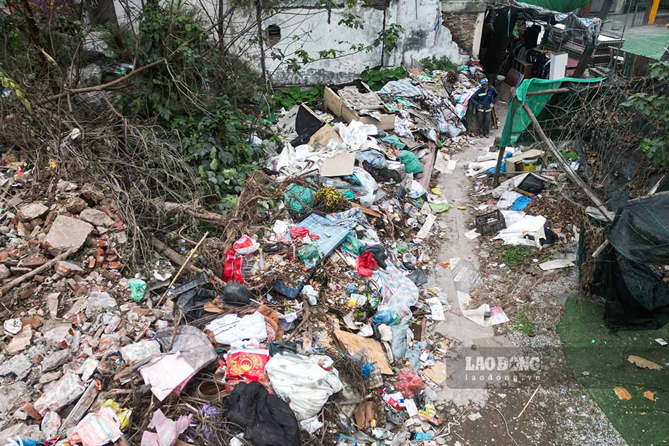 Nhiều người dân sinh sống quanh khu vực cho biết họ rất phấn khởi khi thấy dự án có chuyển biến rõ rệt. Tuy nhiên, cùng với quá trình thi công khẩn trương, tình trạng đổ trộm rác thải sinh hoạt trên phần đất công trường và gần khu dân cư lại xuất hiện, gây bức xúc.