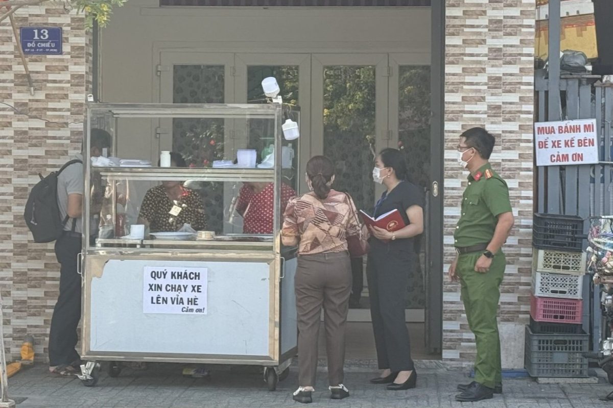 The inspection team works with a bread stall suspected of causing poisoning in Vung Tau. Photo: Thanh An