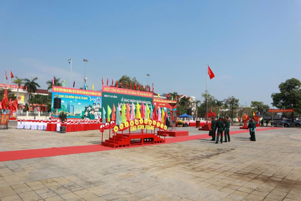 Quá trình tổ chức buổi lễ bảo đảm nhanh, gọn, chặt chẽ, tạo khí thế phấn khởi, vui tươi. Ảnh: QUang Cường