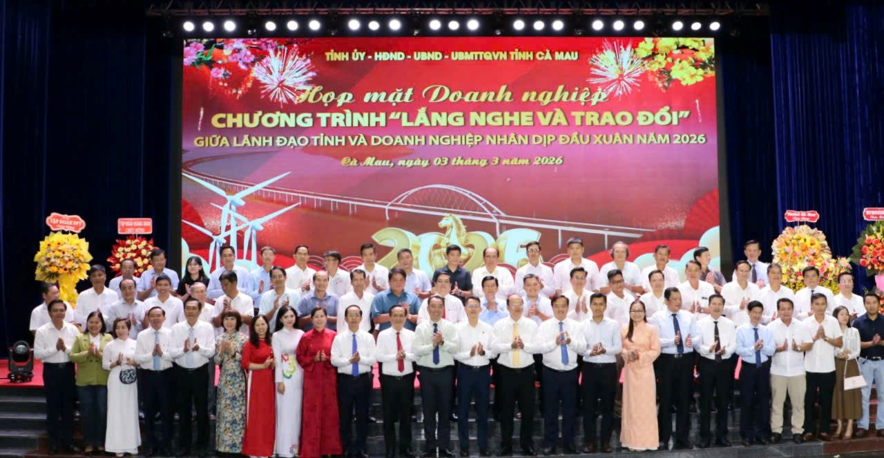 Doanh nghiệp chụp ảnh lưu niệm với lãnh đạo tỉnh Cà Mau. Ảnh: Nhật Hồ.