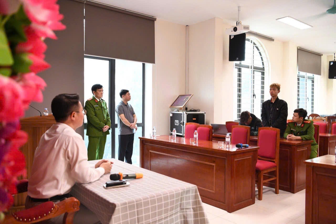 Thiếu tướng Nguyễn Minh Tuấn - Giám đốc Công an tỉnh Phú Thọ trực tiếp thẩm vấn đối tượng liều lĩnh chém đứt lìa tay người đi đường ở phường Vĩnh Yên. Ảnh: CACC.