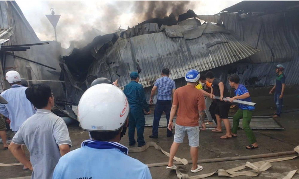 Lực lượng chức năng tích cực chữa cháy. Ảnh: Lê Vy