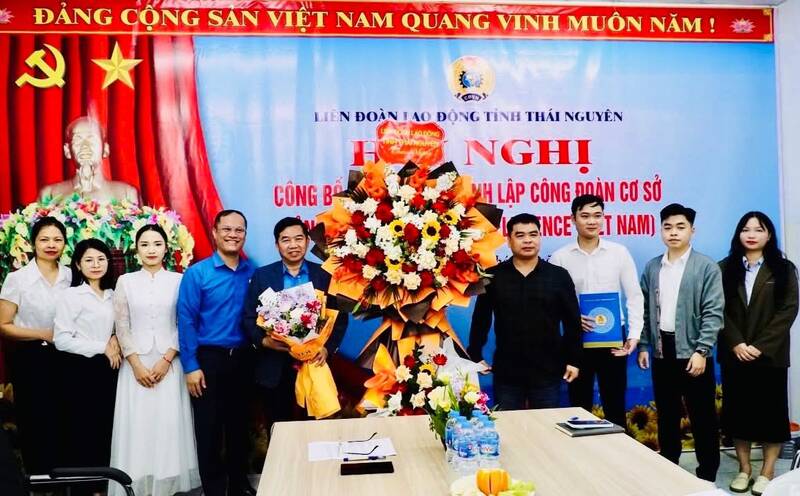 Thai Nguyen Provincial Labor Federation establishes 1 more grassroots trade union. Photo: Pham Kien