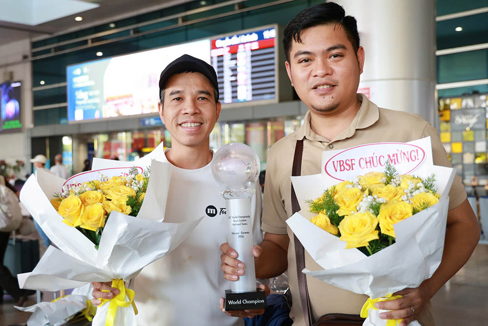 Quyet Chien (left) and Thanh Tu arrived in Ho Chi Minh City in the afternoon 3. 3. Photo: Dong Huyen