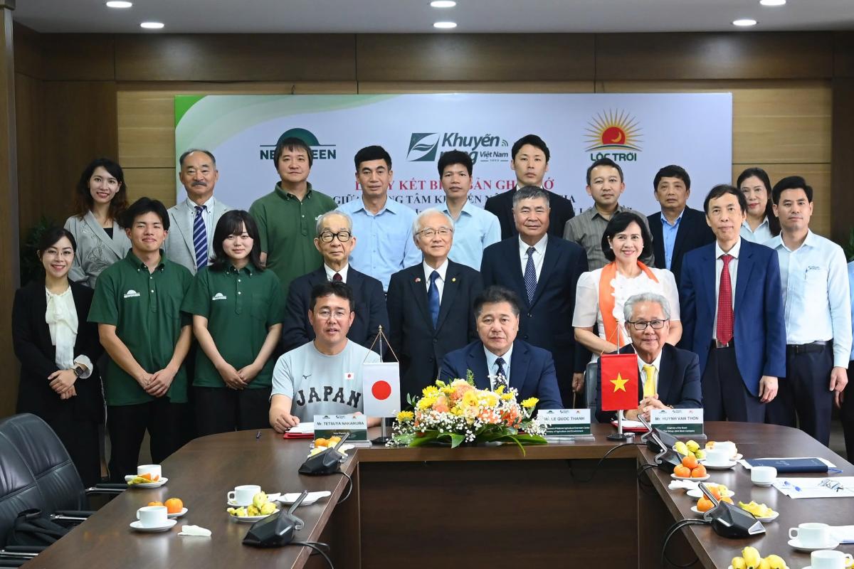 Các đơn vị chụp ảnh lưu niệm tại lễ ký cam kết biên bản ghi nhớ. Ảnh: