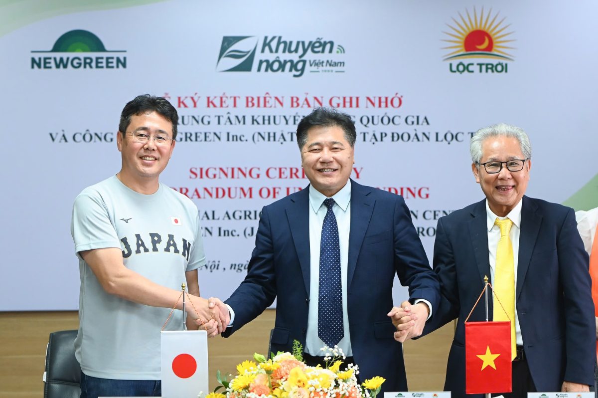 The National Agricultural Extension Center and Loc Troi Group signed a cooperation agreement with a Japanese company to test robot ducks. Photo: Japan International Cooperation Agency JICA