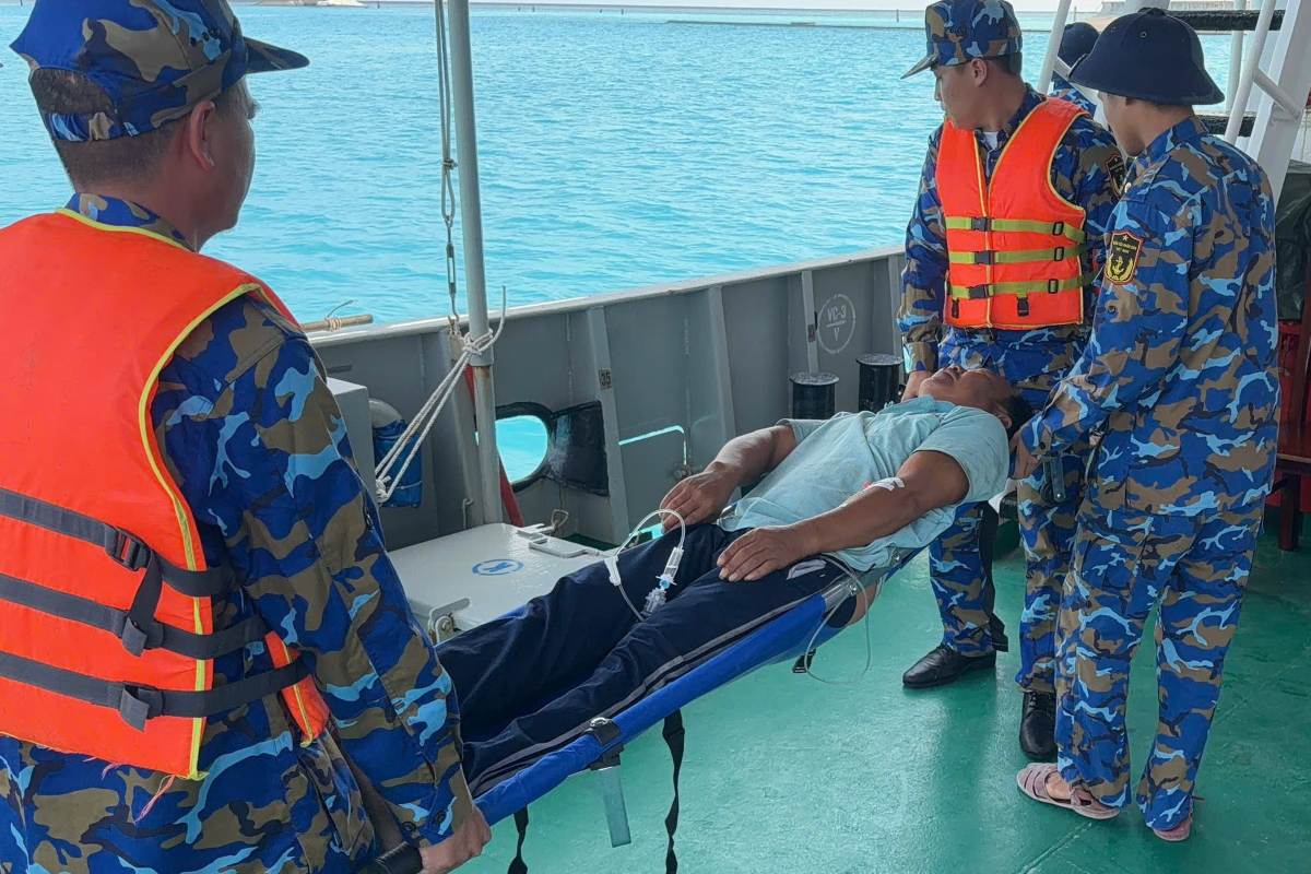 Bringing fishermen in distress to vessel 741 for emergency transportation. Photo: HD129