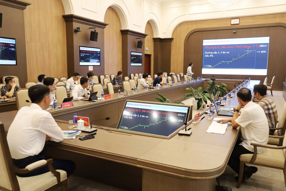 The consulting unit proposed 3 route options connecting from Noi Bai - Lao Cai expressway to Y Ty. Photo: Nguyen Hien