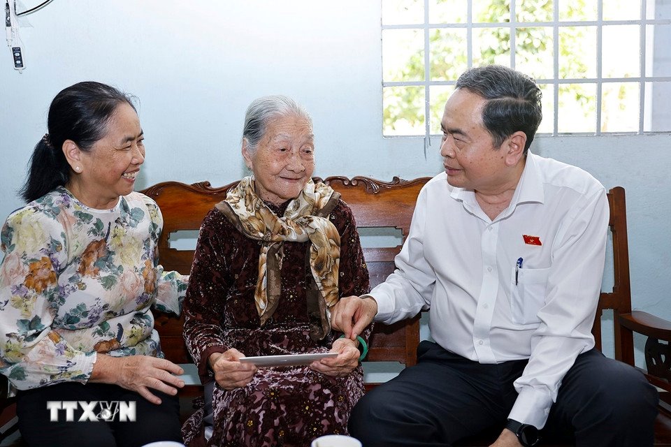 Chủ tịch Quốc hội Trần Thanh Mẫn thăm Mẹ Việt Nam Anh hùng Nguyễn Thị Hãnh. Ảnh: TTXVN