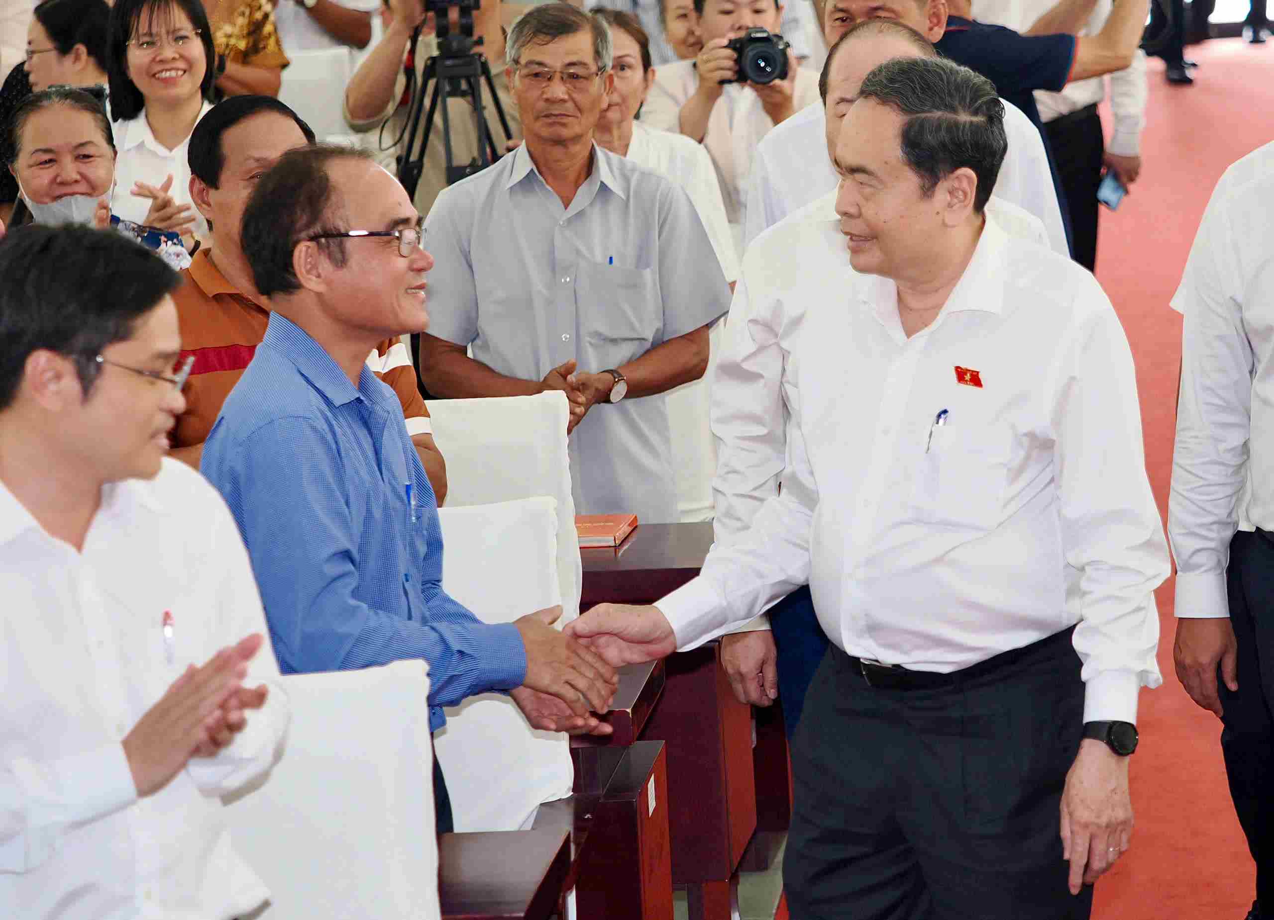 Chủ tịch Quốc hội Trần Thanh Mẫn thăm hỏi cử tri. Ảnh: Hoàng Hùng