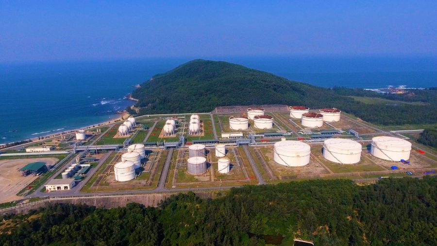 Dung Quat Refinery is using about 30-35% of imported crude oil, mainly from West Africa, the Mediterranean region, the United States and partly from the Middle East. Photo: Tuyet Lan