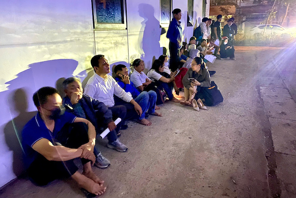 Phụ huynh xếp hàng nộp hồ sơ vào lớp 10 tại Trường THPT Phan Bội Châu. Ảnh: Ngọc Bích