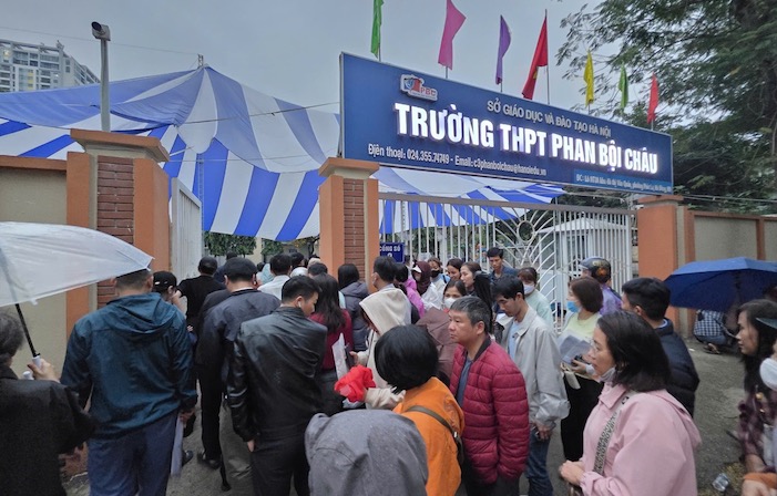 Phụ huynh xếp hàng nộp hồ sơ vào Trường THPT Phan Bội Châu. Ảnh: Thanh Hằng 