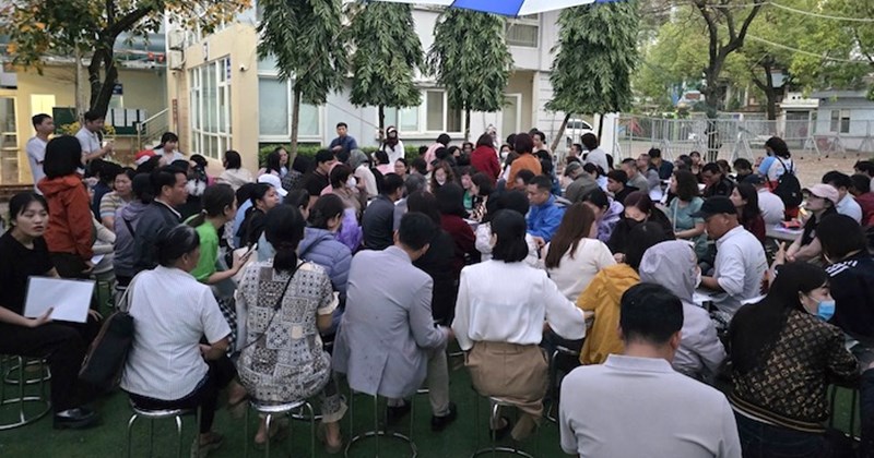 Phụ huynh xếp hàng nộp hồ sơ lớp 10: Đề nghị xem xét phí, phạt trường