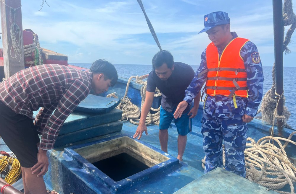 Hải đoàn 42, Bộ Tư lệnh Vùng Cảnh sát biển 4 bắt quả tang tàu cá vận chuyển trái phép khoảng 40.000 lít dầu DO trên biển. Ảnh: Trần Đức