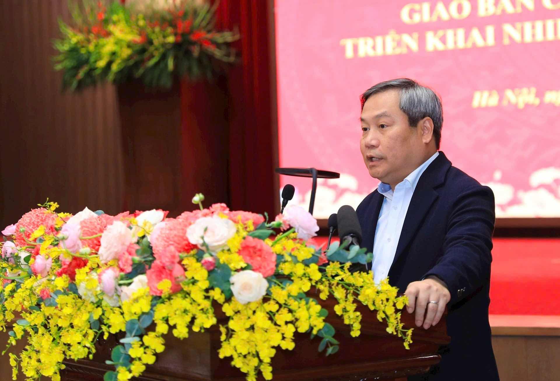 El presidente del Comité Popular de la ciudad de Hanoi, Vu Dai Thang, habló en la conferencia de trabajo de febrero, desplegando las tareas de marzo de 2026. Foto: Pham Linh
