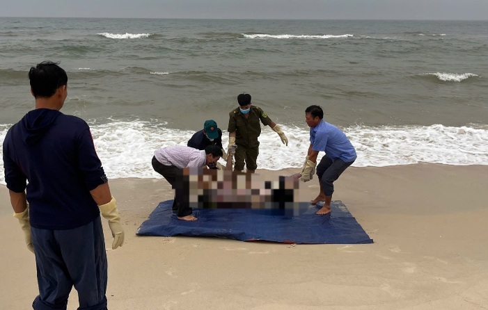 The victim's body was found drifting ashore. Photo: H.Nguyen