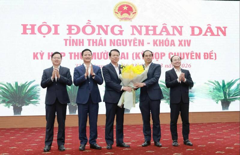 El nuevo Vicepresidente del Comité Popular Provincial de Thai Nguyen, Duong Van Luong (tercero desde la derecha). Foto: Thai Nguyen GOP