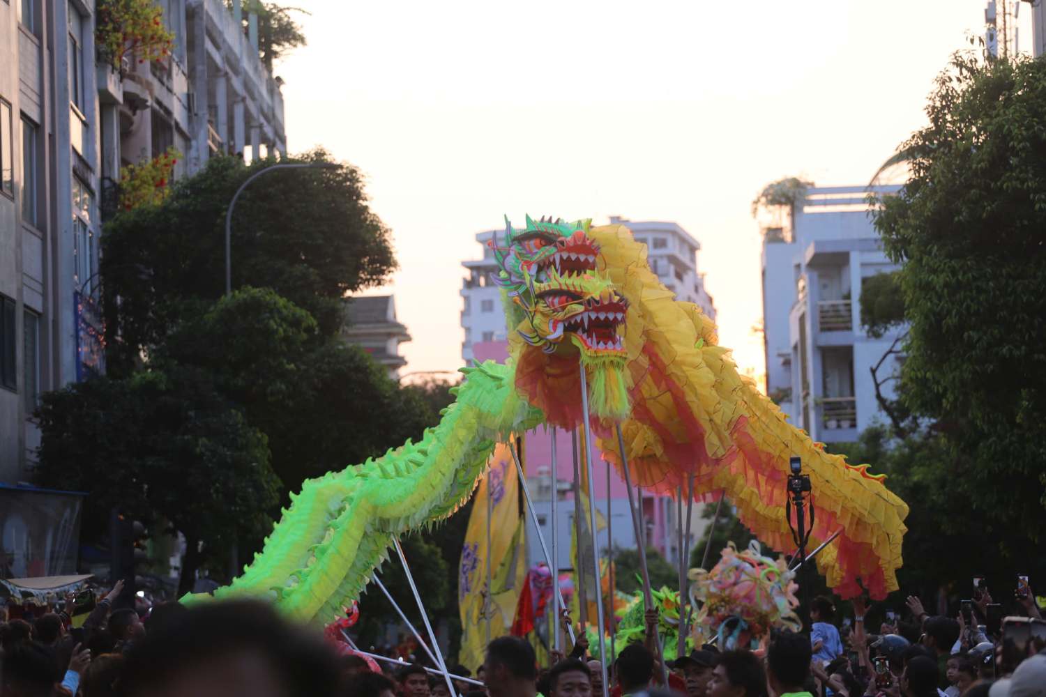 Khoảng 1.200 diễn viên, nghệ nhân cùng các đoàn lân, sư, rồng, đại la cổ, bát tiên đi cà kheo tham gia, tạo nên không khí rộn ràng, sắc màu. Ảnh: Thái Bảo.