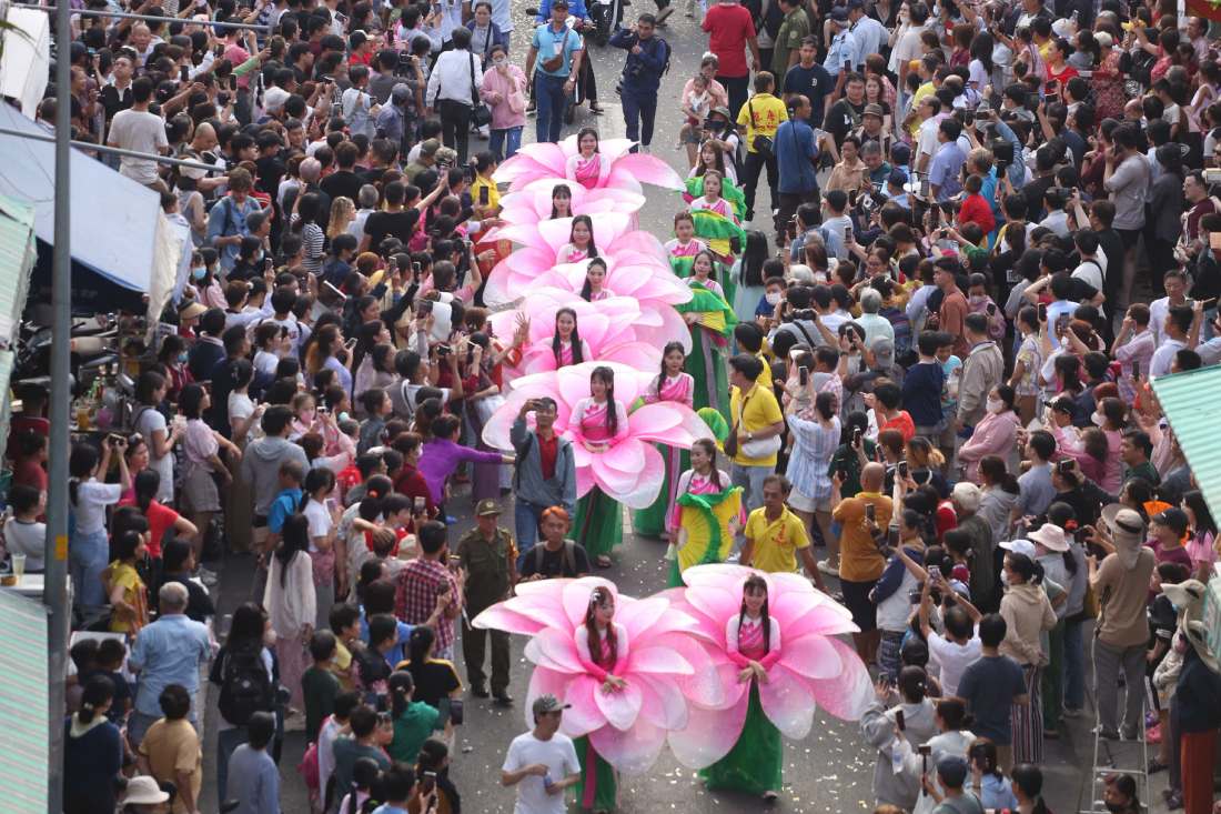 Các đoàn biểu diễn nhiều lần dừng lại giao lưu, khiến không khí trên các tuyến đường thêm phần náo nhiệt. Ảnh: Thái Bảo.