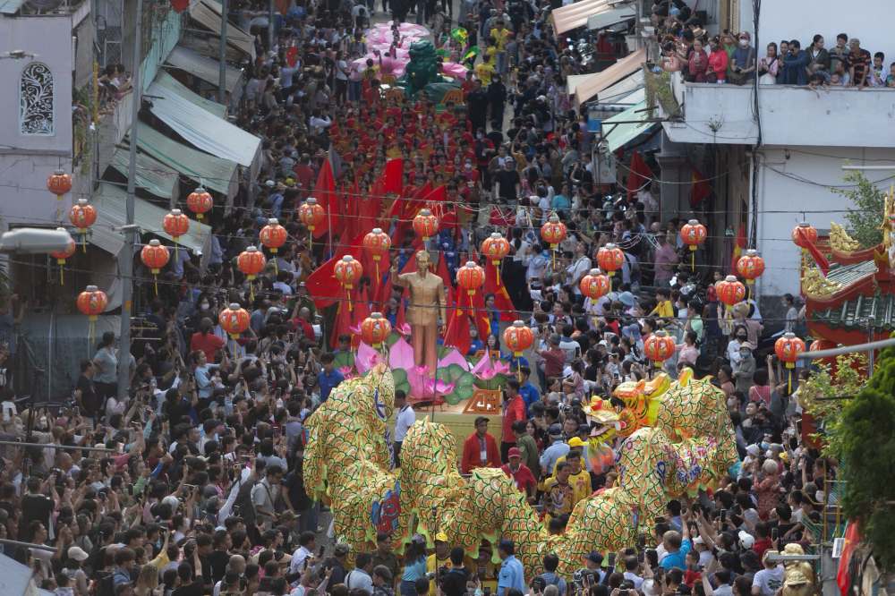 Chiều 3-3, hàng nghìn người dân và du khách đổ về khu vực Chợ Lớn, phường An Đông (TPHCM) để xem diễu hành Tết Nguyên Tiêu. Ảnh: Thái Bảo