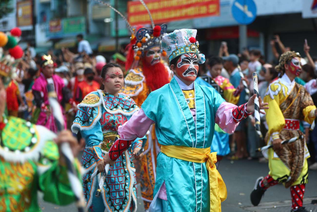 Le festival Nguyên Tiêu attire des milliers de personnes affluant à Chợ Lớn. Photo: Thái Bảo.