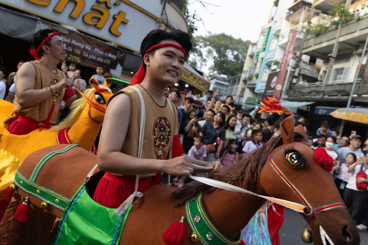  Hàng trăm người hóa thân thành tiên nữ, Thần Tài, ông Địa… sải bước giữa tiếng trống, tiếng chiêng vang dội khắp phố phường. Ảnh: Thái Bảo