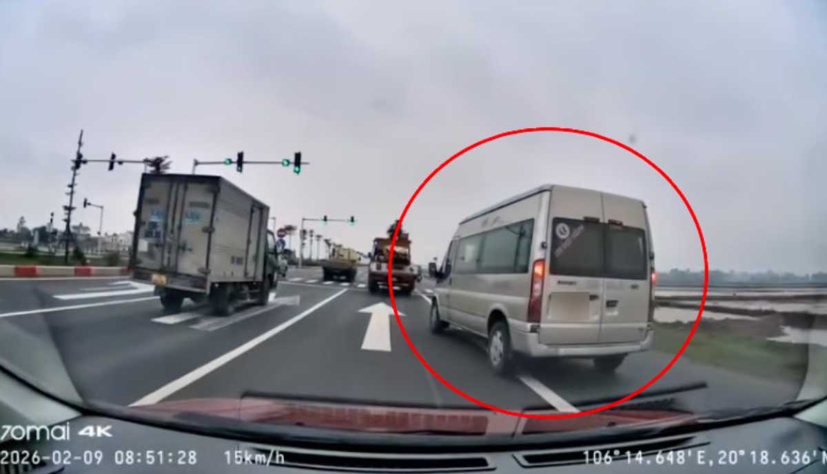 Ninh Binh Provincial Traffic Police Department handles passenger car driver reflected through VNeTraffic. Photo: Cut from clip