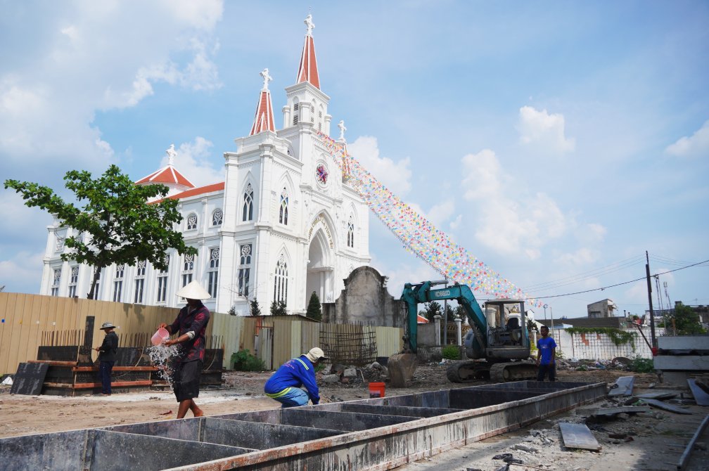 Công nhân thi công tại dự án. Ảnh: Tạ Quang