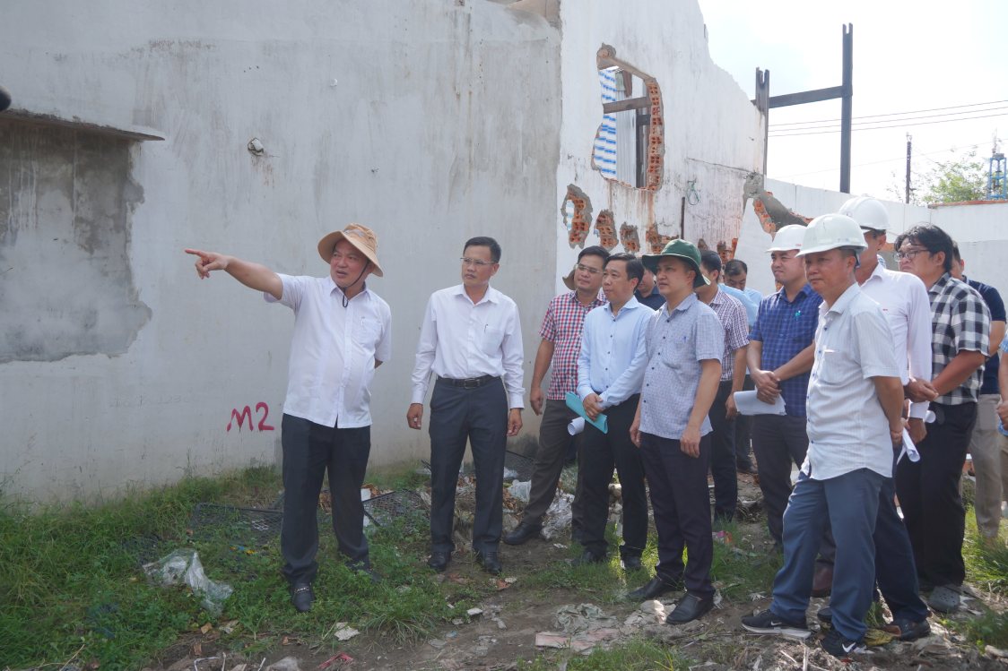Trước đó, Phó Chủ tịch UBND thành phố Cần Thơ Nguyễn Văn Hòa cùng đại diện các sở, ngành liên quan kiểm tra tiến độ thực hiện dự án. Ảnh: Tạ Quang