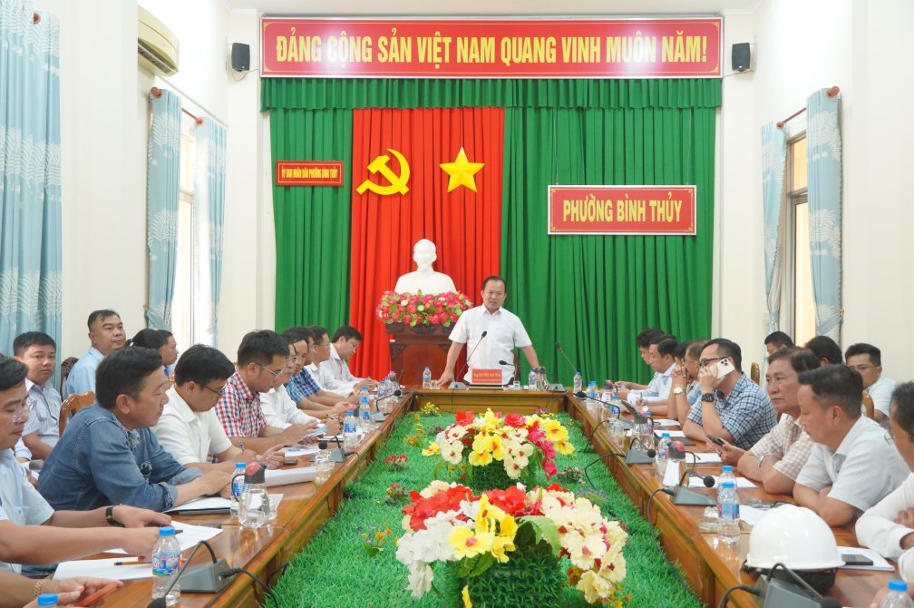Phó Chủ tịch UBND thành phố Cần Thơ Nguyễn Văn Hòa làm việc với đại diện các sở, ngành liên quan. Ảnh: Tạ Quang