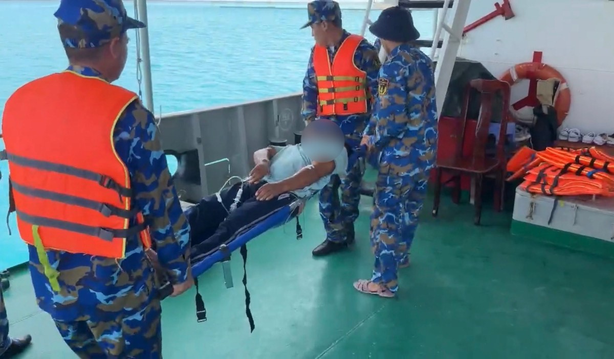 Navy ships transport emergency aid for fishermen