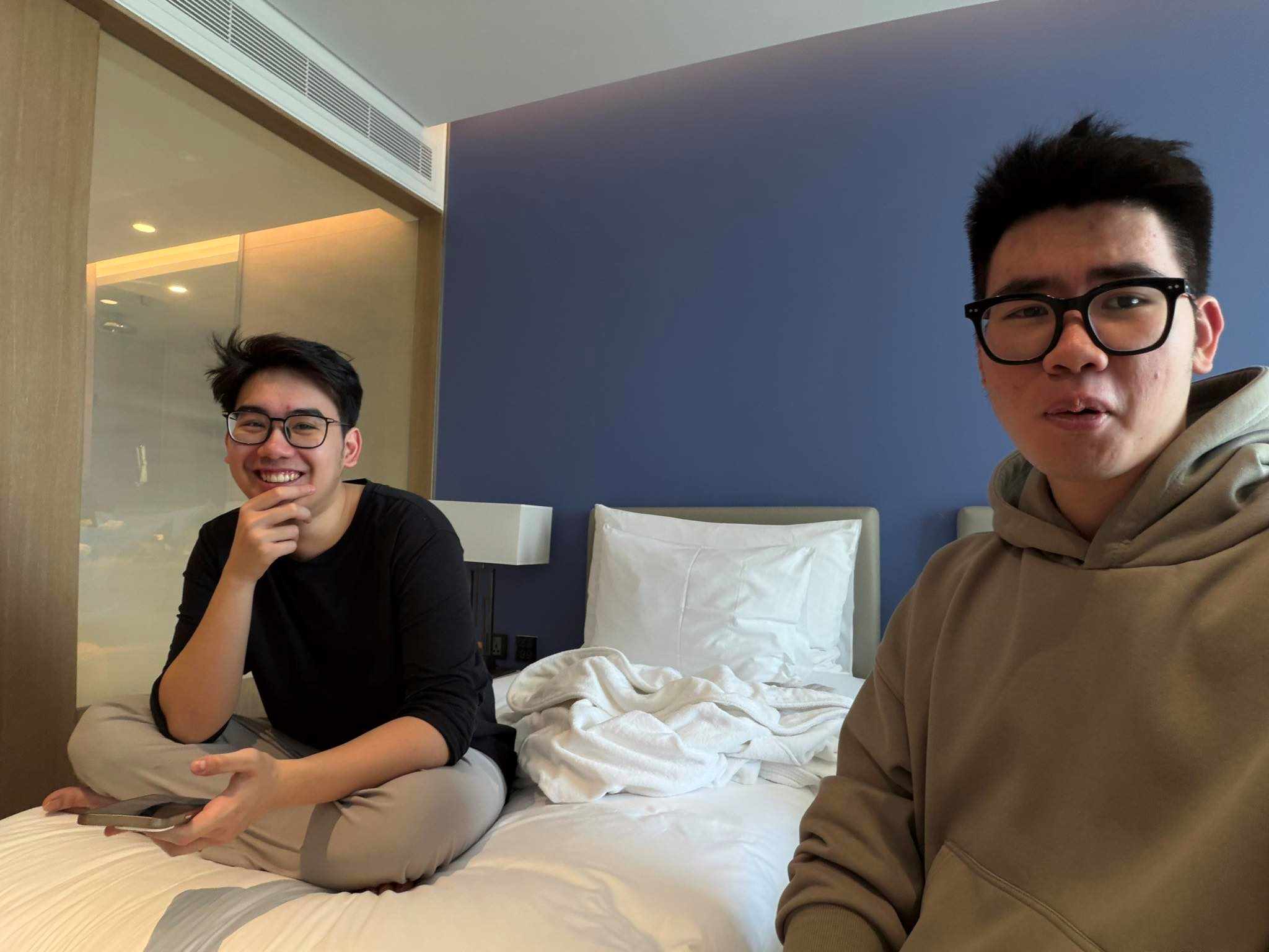 Duy An (right) accidentally meets a Vietnamese guest who is also stuck in Dubai due to the war. They are arranged to stay in the same hotel while waiting for a new flight schedule. Photo: Duy An
