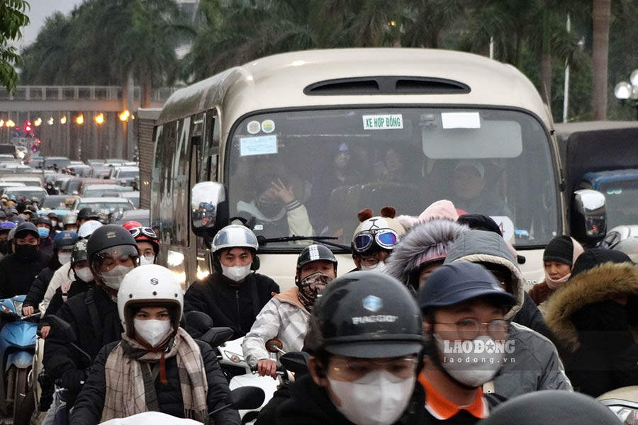 Rapid increase in vehicles and overloaded infrastructure cause frequent traffic jams on many roads in Hanoi. Photo: To The