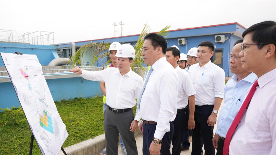 The working delegation led by Chairman of Hue City People's Committee Nguyen Khac Toan (2nd from left) came to inspect labor production at enterprises in the area after the 2026 Lunar New Year. Photo: Quang An