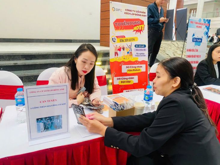 Workers participate in the job transaction session organized by the Hanoi Employment Service Center. Photo: Quynh Chi