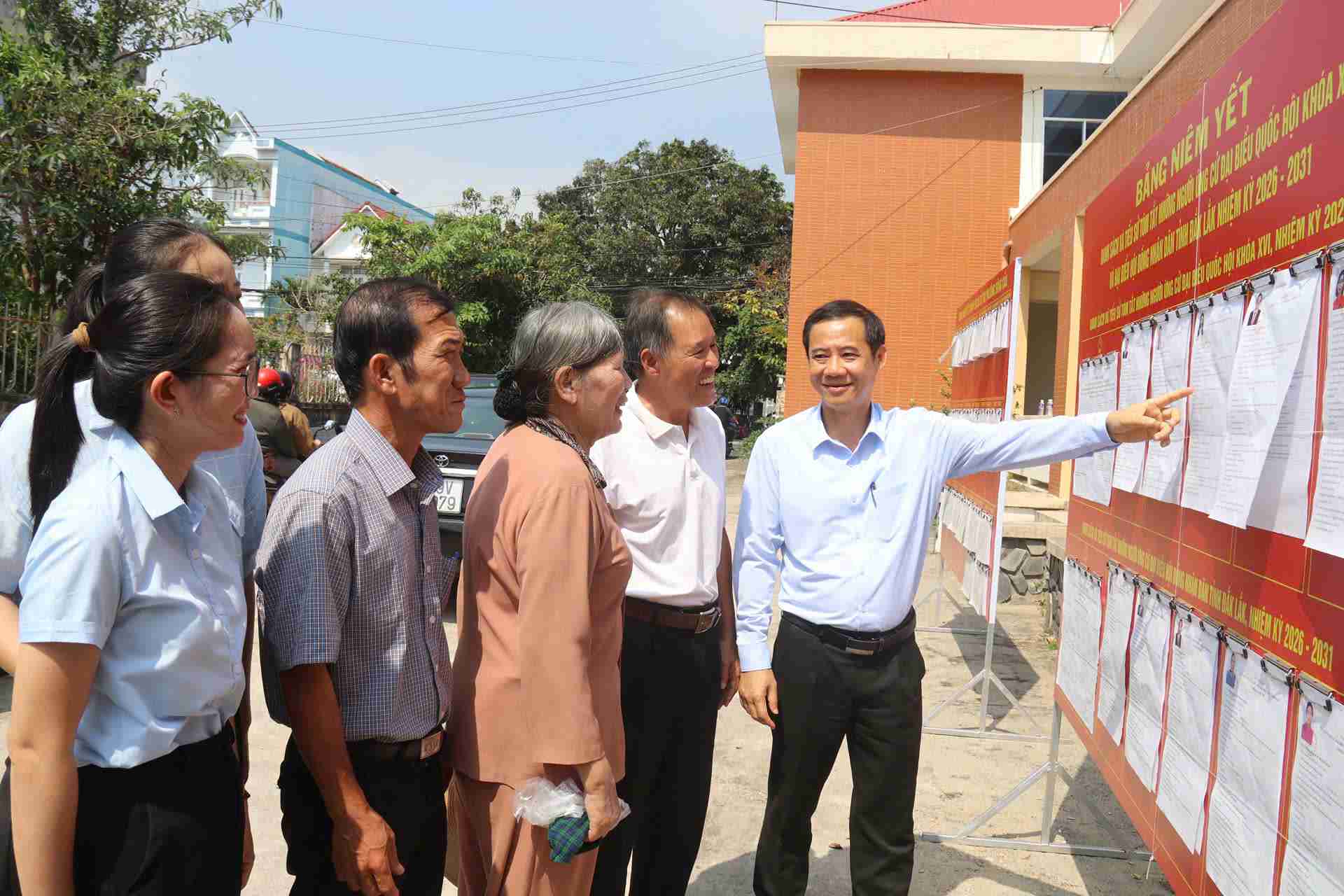 Voters in Song Cau ward hope that National Assembly Deputy candidates, if elected, will pay attention to perfecting the law, opening a stable way out for lobsters. Photo: Phuong Linh