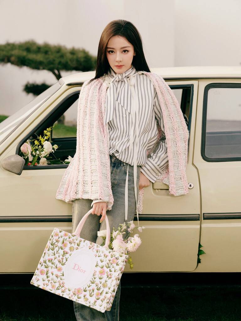 Địch Lệ Nhiệt Ba bỏ lỡ show diễn quan trọng của Dior. Ảnh: Xinhua