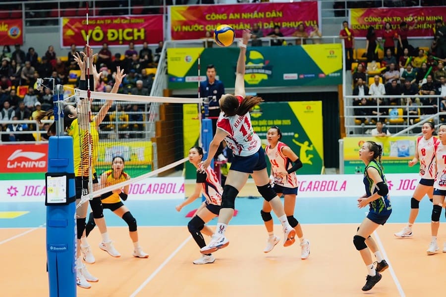 Vietnamese volleyball players will compete in the national league from April onwards. Photo: VFV