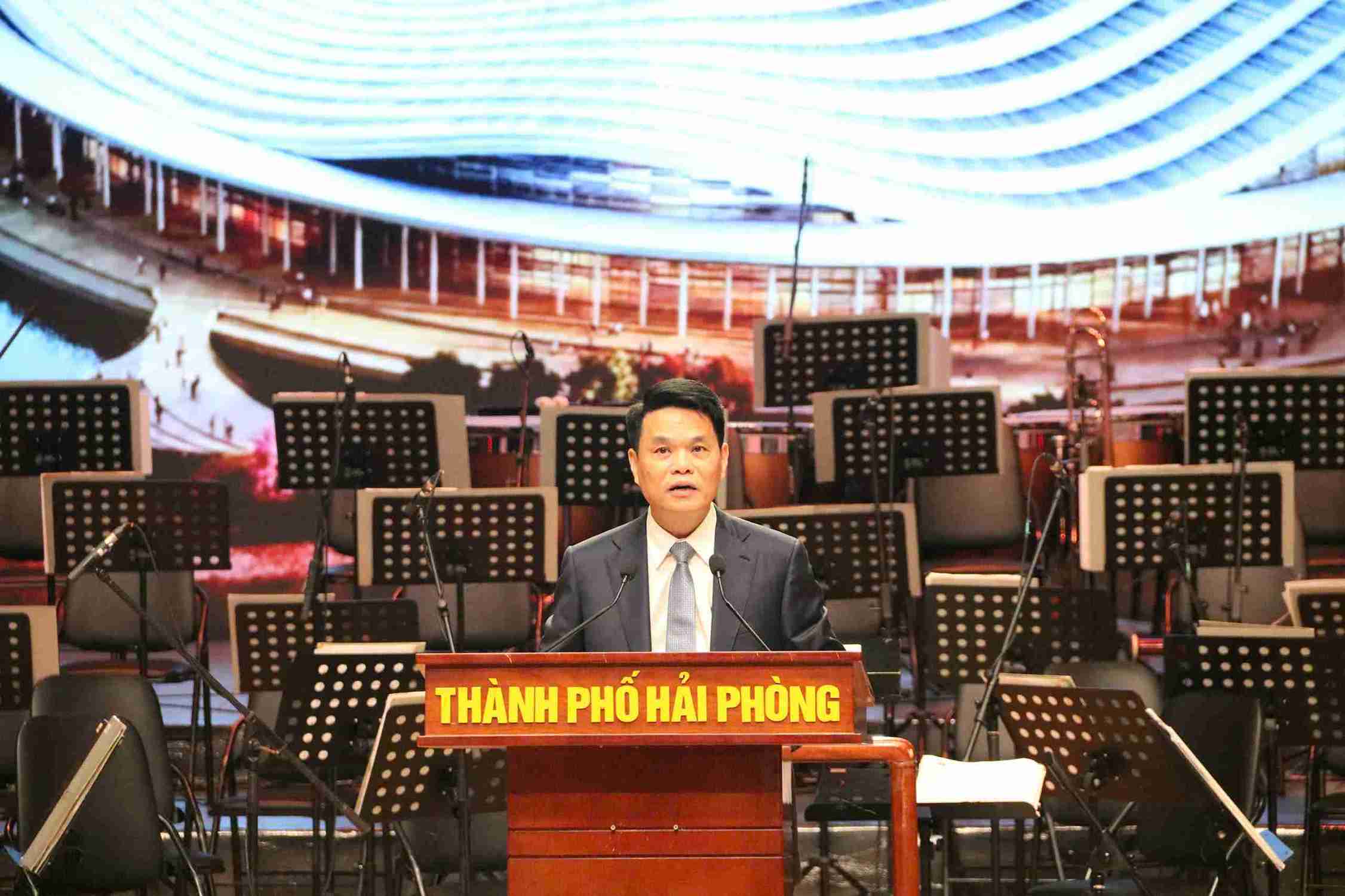 Ông Lê Ngọc Châu - Chủ tịch UBND thành phố phát biểu tại lễ khai trương Nhà hát Hoa Phượng.