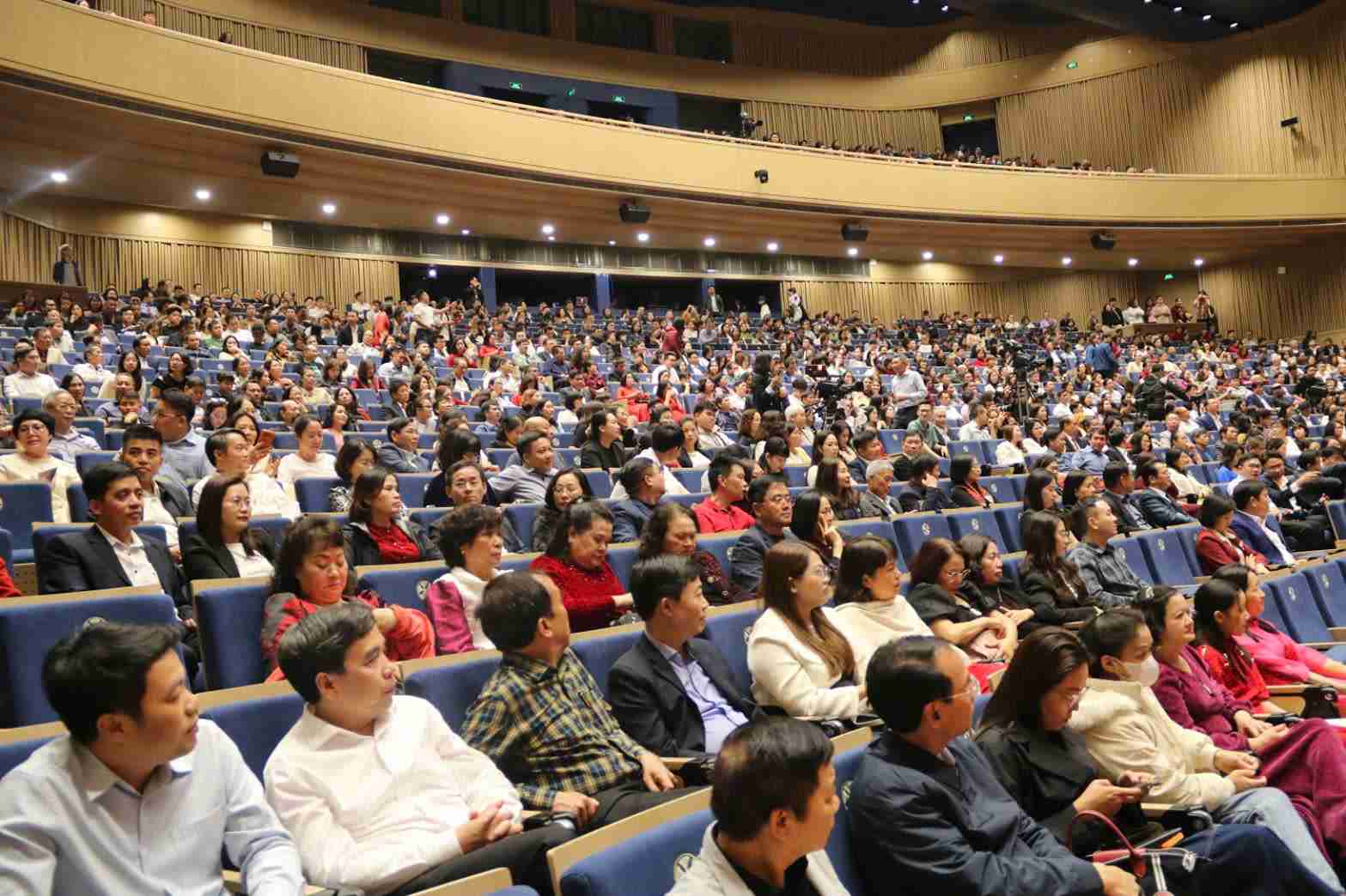 Đông đảo người dân thành phố tham dự đêm khai trương Nhà hát Hoa Phượng.