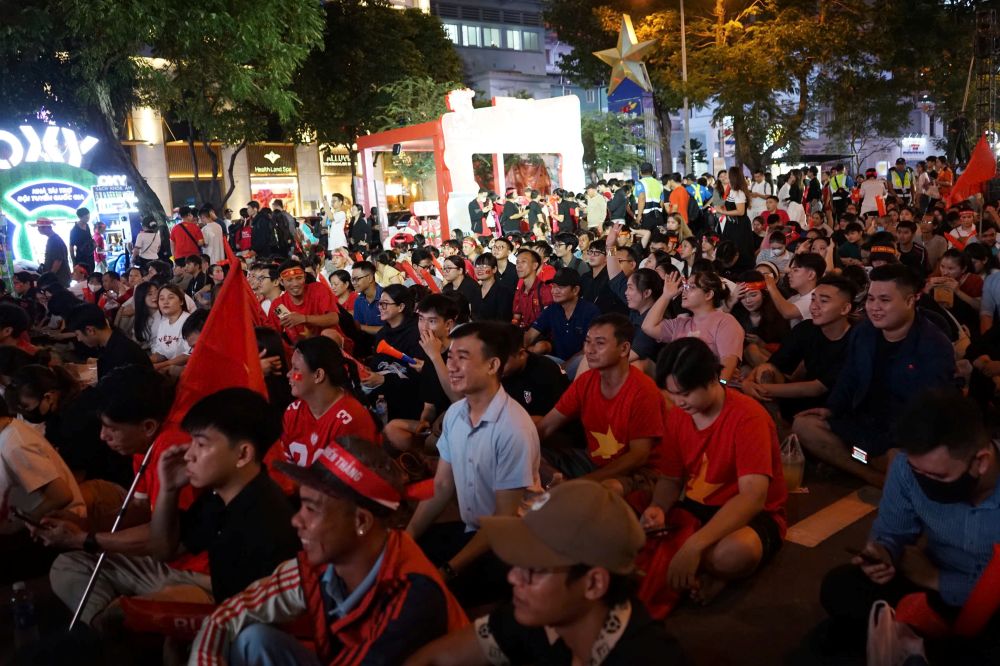 Đường Lê Lợi được trưng dụng để cho người dân cổ vũ bóng đá hồi cuối năm 2025. Ảnh: Anh Tú