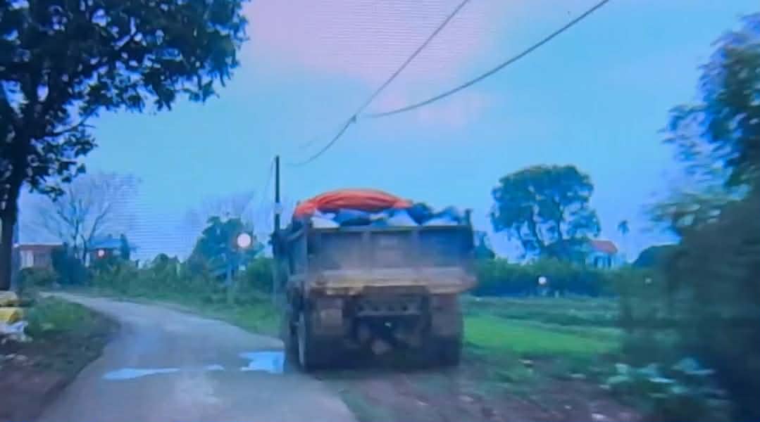 Bất cập trong thu gom, xử lý rác thải trên địa bàn TP Phổ Yên (cũ). Ảnh: PV.