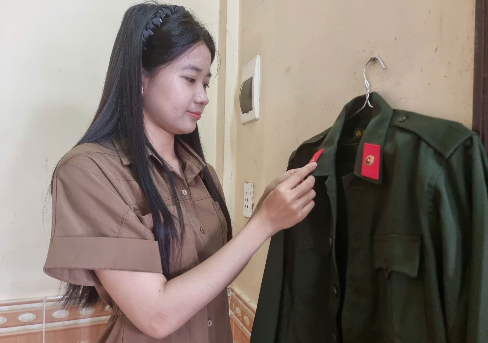 Nguyễn Khánh Huyền mong muốn được khoác lên mình màu xanh áo lính để rèn luyện, trưởng thành và đóng góp sức trẻ cho Tổ quốc. Ảnh: H.Thơ