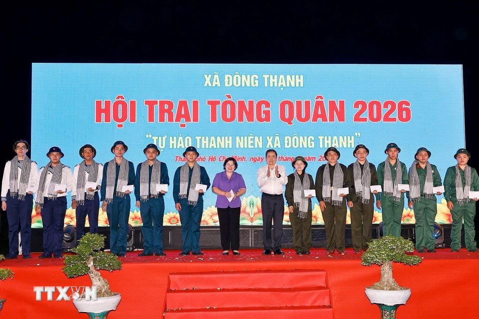 Chủ tịch Quốc hội Trần Thanh Mẫn tặng quà các tân binh xã Đông Thạnh. Ảnh: TTXVN