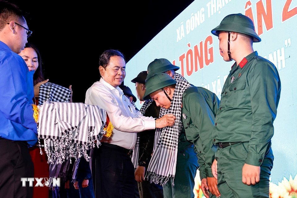 National Assembly Chairman Tran Thanh Man presents gifts to new recruits in Dong Thanh commune, Ho Chi Minh City. Photo: VNA