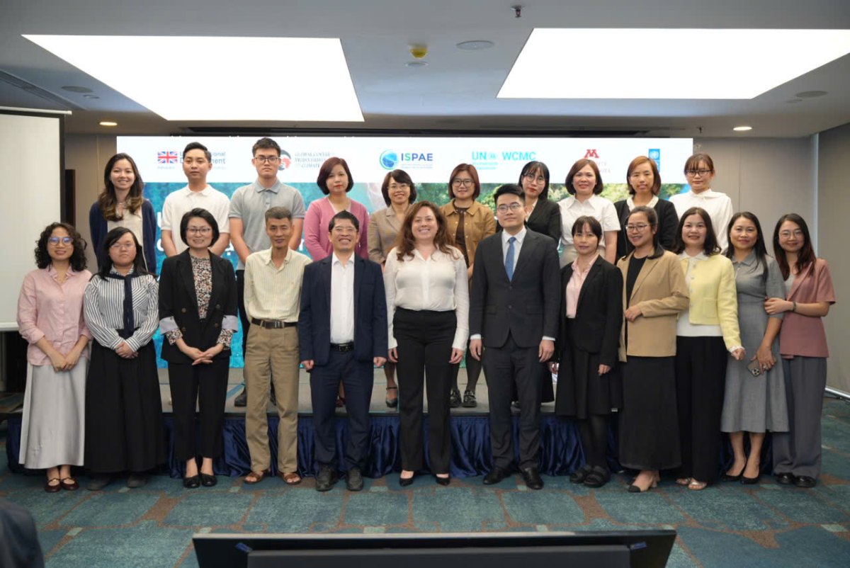 Delegates participating in the Conference take souvenir photos