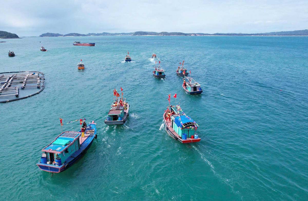 Boat delegation breaking waves out to sea at the Co To Sea Opening Festival 2026. Photo: Thu Bau